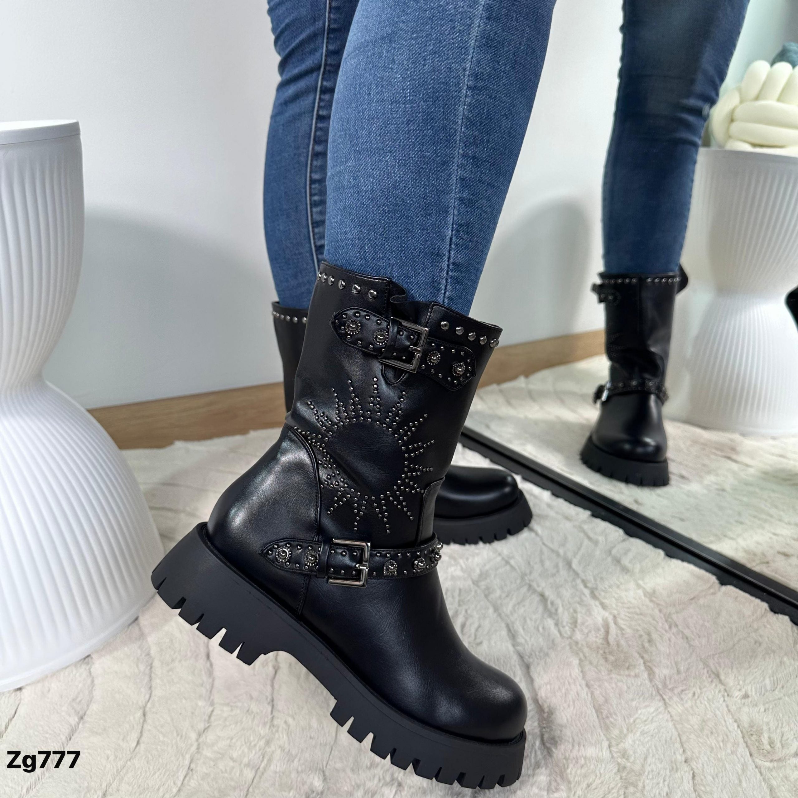 Botin negro apliques plomo correas suela 4cm IS14-073